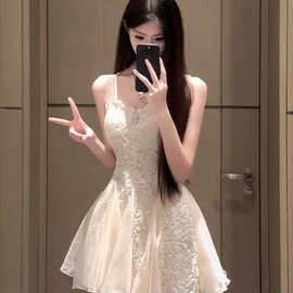 纯欲辣妹蕾丝吊带连衣裙女夏季新款法式设计感收腰显瘦绝美短裙子