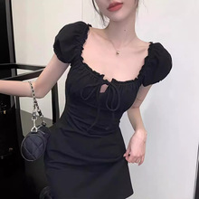 法式方领黑色短袖连衣裙女夏季木耳边收腰短裙气质修身显瘦包臀裙