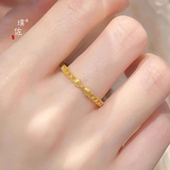 Puzuo Gold Shop の女性用と同じスタイルのサンドゴールドレースのリボンリング、小さくて軽く、豪華で絶妙で多用途の人差し指リング、ガールフレンド用