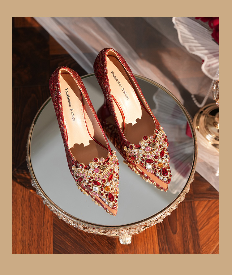 2024 Nuovo Punta Acqua Diamante Tacco Fine Seta Bordo Oro Banchetto di Nozze Scarpe da Sposa Scarpe da Damigella D'onore Rosso Celebrazione Banchetto di Nozze_voghion.com