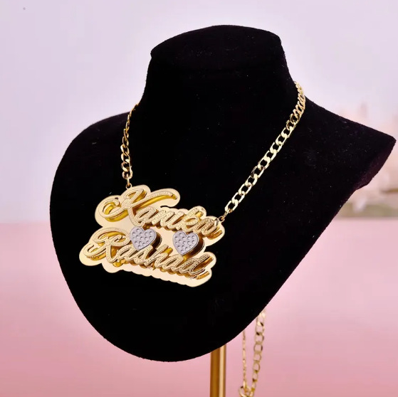 Collier unisexe avec plaque nominative bicolore dorée et double nom_voghion.com
