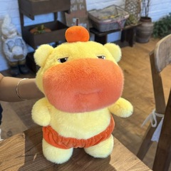 ネットの赤いかわいいカピバラの人形は漫画の子供の誕生日プレゼントのかわいい表情がぬいぐるみを包んでいます。