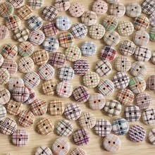 现货批发彩色细格子木质纽扣 白底格子两眼面包木头纽扣 童装扣子
