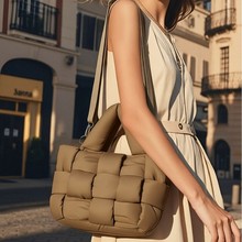 欧美羽绒服托特包蓬蓬棉填充大容量超轻便软萌fufu云朵感棉服女包