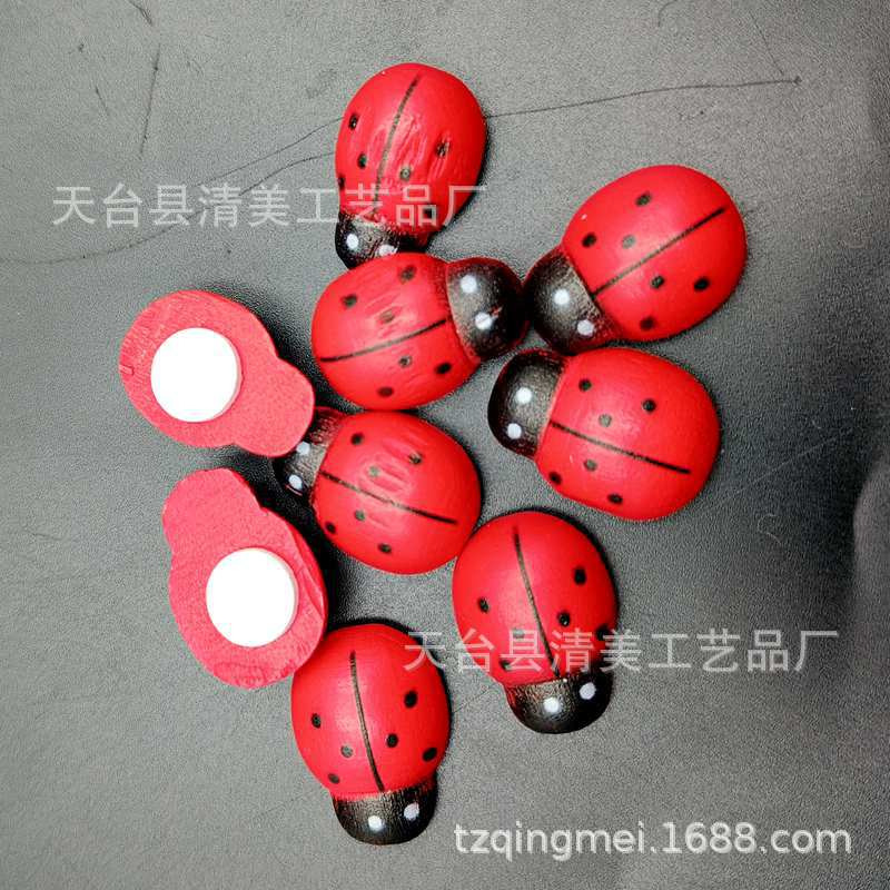 Lindo y creativo de madera de dibujos animados escarabajo rojo mariquita pintada abeja amarilla autoadhesiva pieza 100 pc/paquete