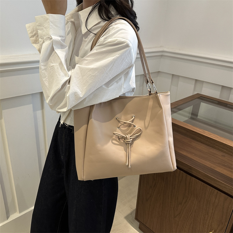 Bolsa de moda de gran capacidad para mujeres 2024 otoño y invierno nuevo simple bolso de hombro casual de viaje bolso de brazo