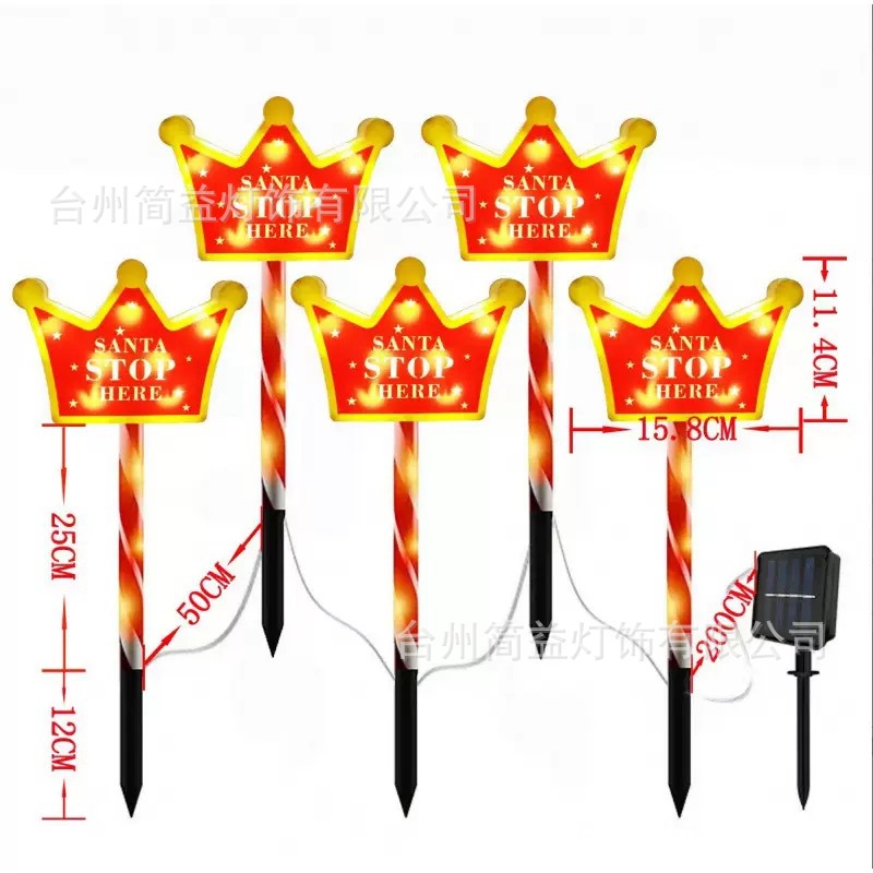 Un remolque de señales de Crown junto al hardware - tubo rojo - energía solar
