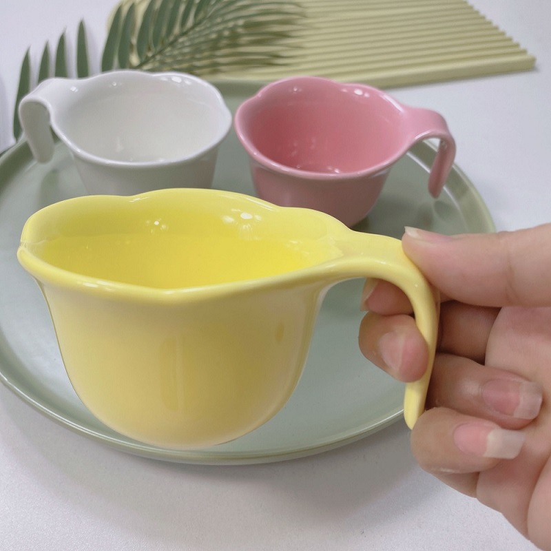Taza de cerámica en forma de flor con mango Tazón de cocina occidental Tazón pequeño Taza medidora horneada en horno Taza de pudín de yogur Tazón de aderezo para ensaladas