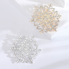 Elegant winter snowflake brooch, fashionable and grand, crystal pin, temperament sweater and shirt collar V-neck versatile button pin