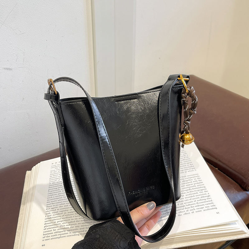 Bolso de balde de moda coreana para mujeres 2024 nuevo invierno ins retro versátil bolso de transporte de nicho bolso de viaje