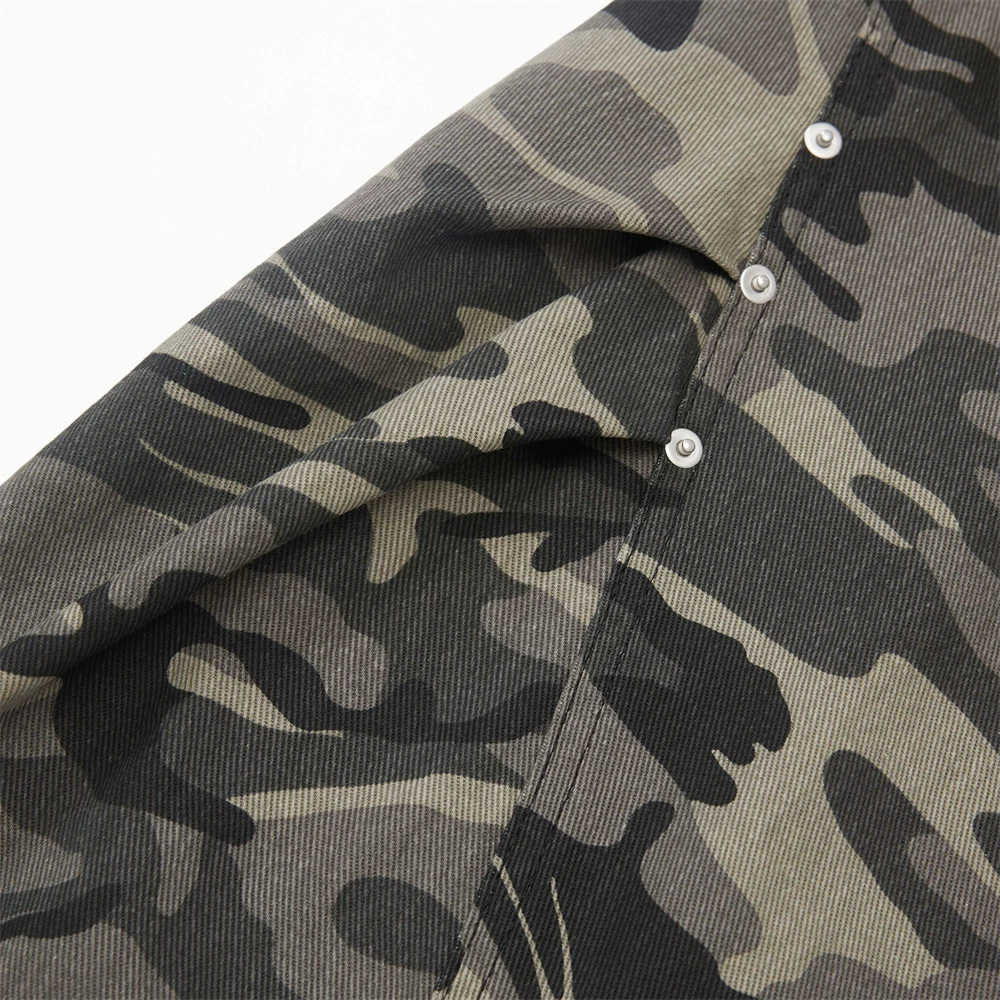 Камуфляжные джинсовые брюки в дизайне, oversize, тренд сезона