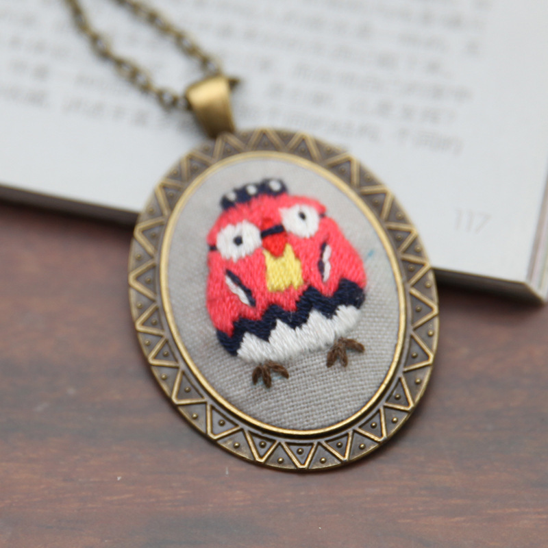 Fábrica hecha a mano DIY tejido suéter cadena novato europeo bordado flor y hierba material paquete aguja hilo Lu bordado COLLAR COLGANTE