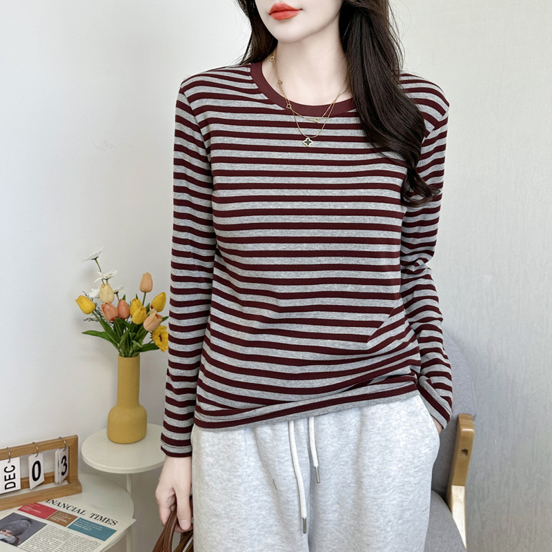 Women's long-sleeved base layer T-shirt for autumn and winter 2026, loose fit, slimming, versatile, stylish, and with a regular shoulder design