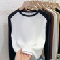 秋の小衆は色の長袖の丸首の中でtシャツを掛けて身を修めて痩せています。|undefined