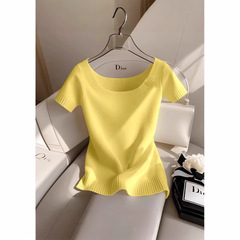 初秋のユニークでシックで超美しい女性用ニットセーター、ニッチな白い半袖Tシャツ、美しい鎖骨トップ