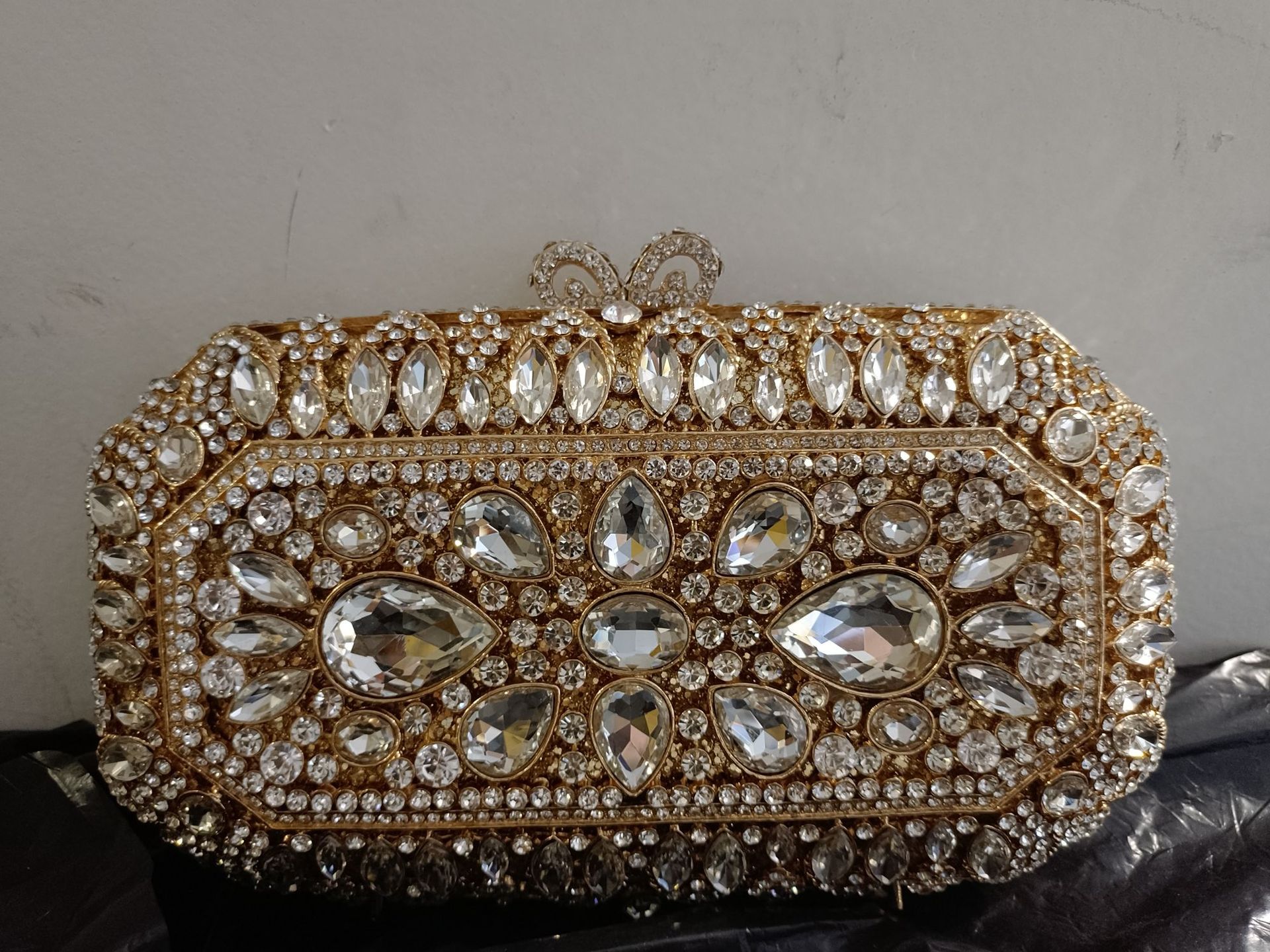 * Bolsa de cena con diamantes transfronterizos metal hueco bolsa de mano de diamantes de colores bolsa de noche de mujeres europeas y americanas