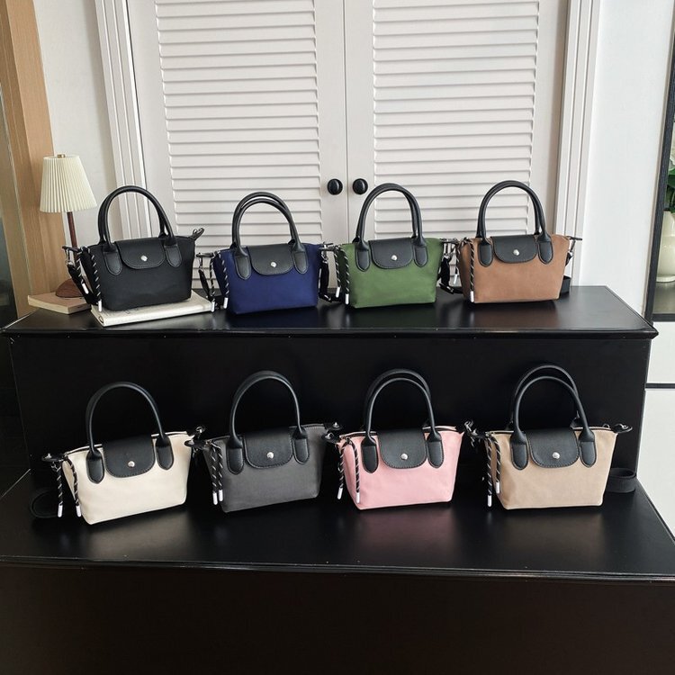 Simple color-block nylon shoulder bag, a versatile and stylish handbag for women, perfect for autumn and winter, a new design