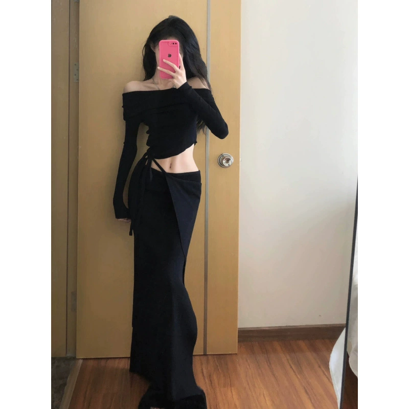 Новый осенний женский модный комплект: топ на одно плечо с длинными рукавами в зрелом стиле и облегающая длинная юбка в черном комплекте из двух предметов.