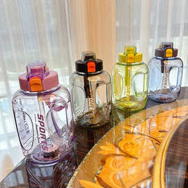 多色户外旅行大水壶可握手柄个性塑料杯便携喝水杯多个款式可选