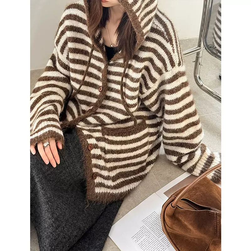 橘芷冬季新款韩系慵懒风咖色条纹连帽毛衣外套女针织卫衣c1128