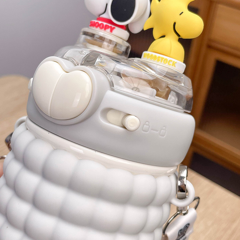 Taza de aislamiento Snoopy Crayon Shin-chan para estudiantes de jardín de infantes con pajitas Taza de agua caliente con doble bebida