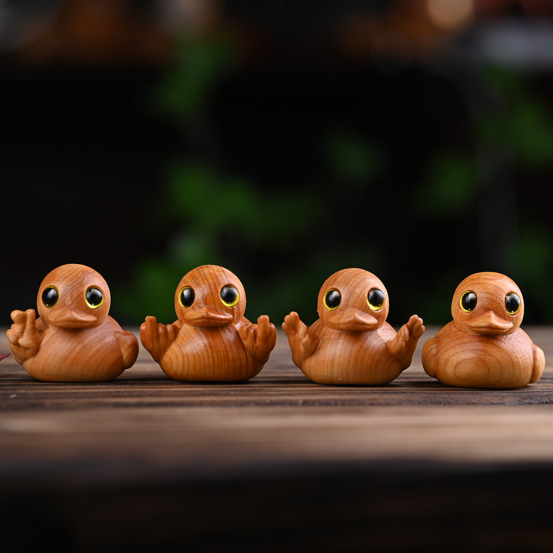 Thuja Wood Carving Cute Yellow Duck Handhandle Middle Finger Duck Solid Wood Carving Home Office Cartoon Desktop Small Ornaments