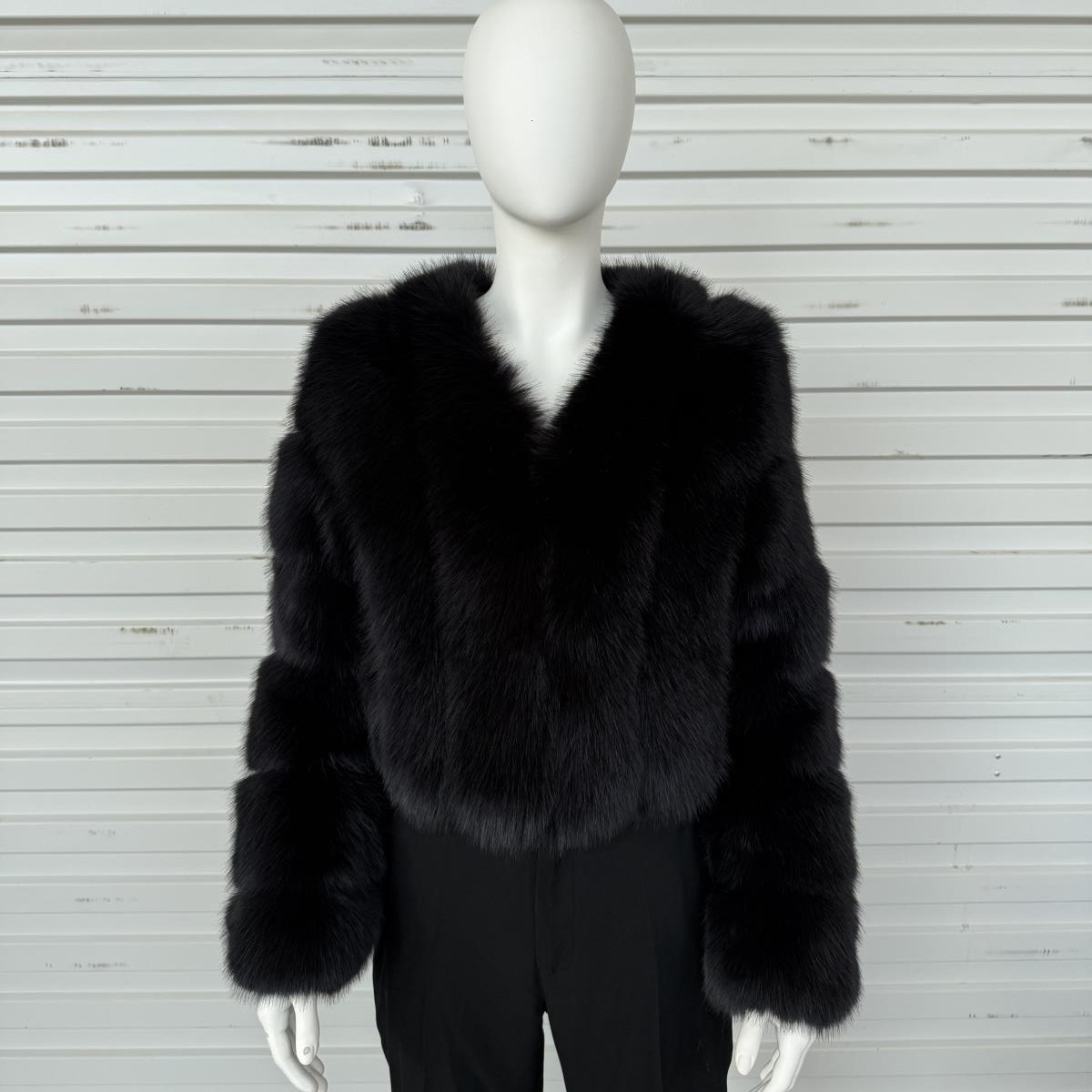 New European and American style faux fur coat, short and long sleeved, made of fox fur, available for wholesale from the manufacturer.
