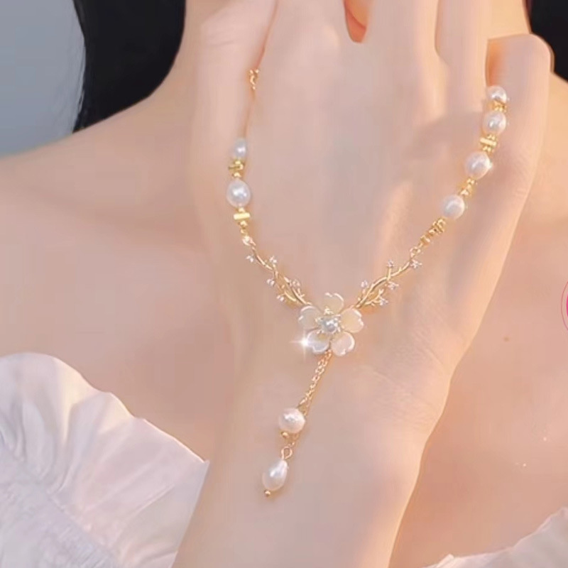 Collar largo elegante de perla de agua dulce con borla flor_voghion.com