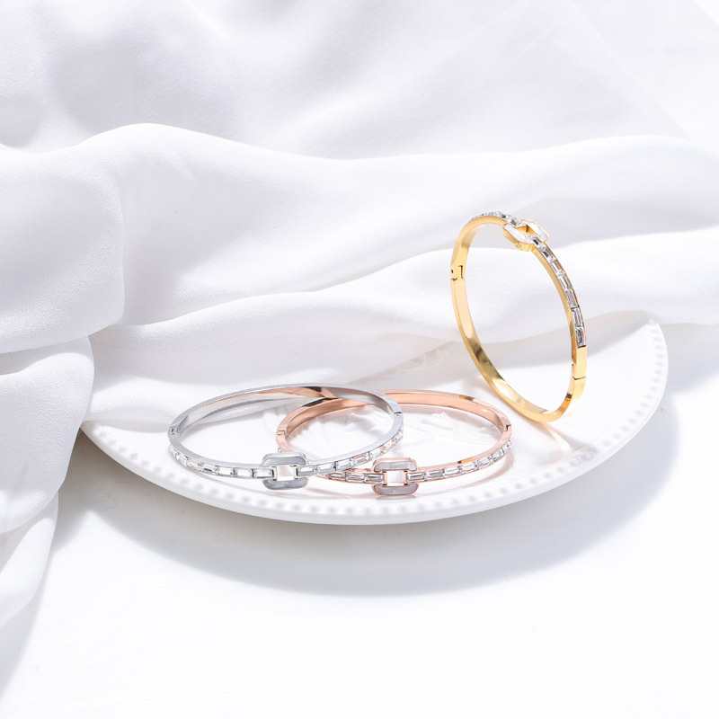 Diseño ligero de nicho de lujo pulsera de zircon rojo de moda femenina no se desvanece conjunto simple fría adornamiento de diamantes