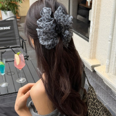 女性の後頭部の半分に結ばれた髪のためのレトロなヒョウ柄のシルクサテンのヘアクリップ、髪の量が少ないためのサメクリップ、2025年の新しいヘアピンヘッドギア