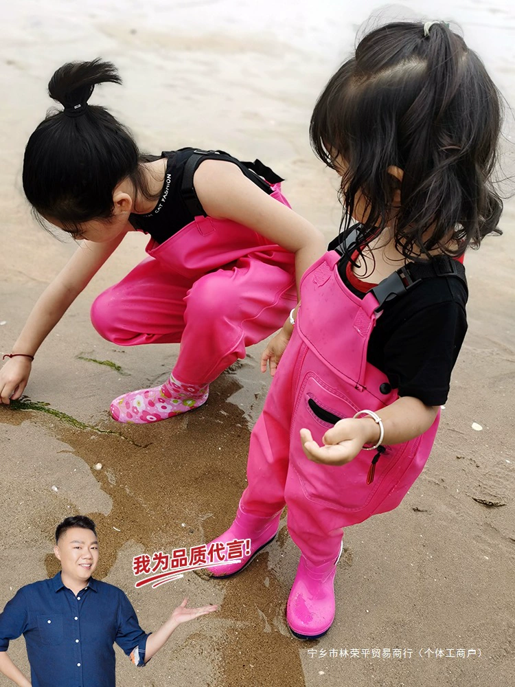 Дети, играющие с водой, нижняя часть воды, детский сад водонепроницаемая одежда, чтобы поймать море снаряжение