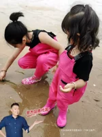 Дети, играющие с водой, нижняя часть воды, детский сад водонепроницаемая одежда, чтобы поймать море снаряжение