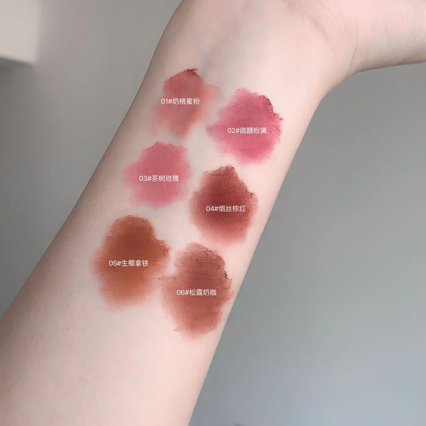 kakashow Cute Little Bear Lip Gloss Lip Paste matte, velvet, natural and nude color, not easy to stick to the rim of the cup, making it look fair undefined