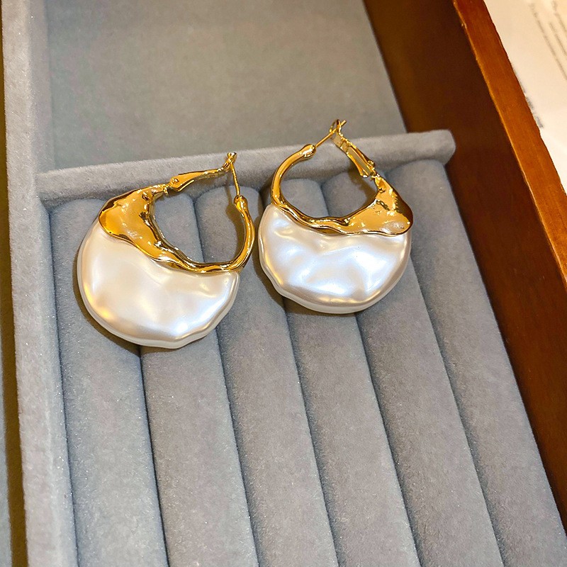 Pendientes de perlas artificiales de mariposa de aguja de plata Pendientes de todo fósforo de nicho retro femenino Pendientes de temperamento de moda Lujo ligero de alta gama