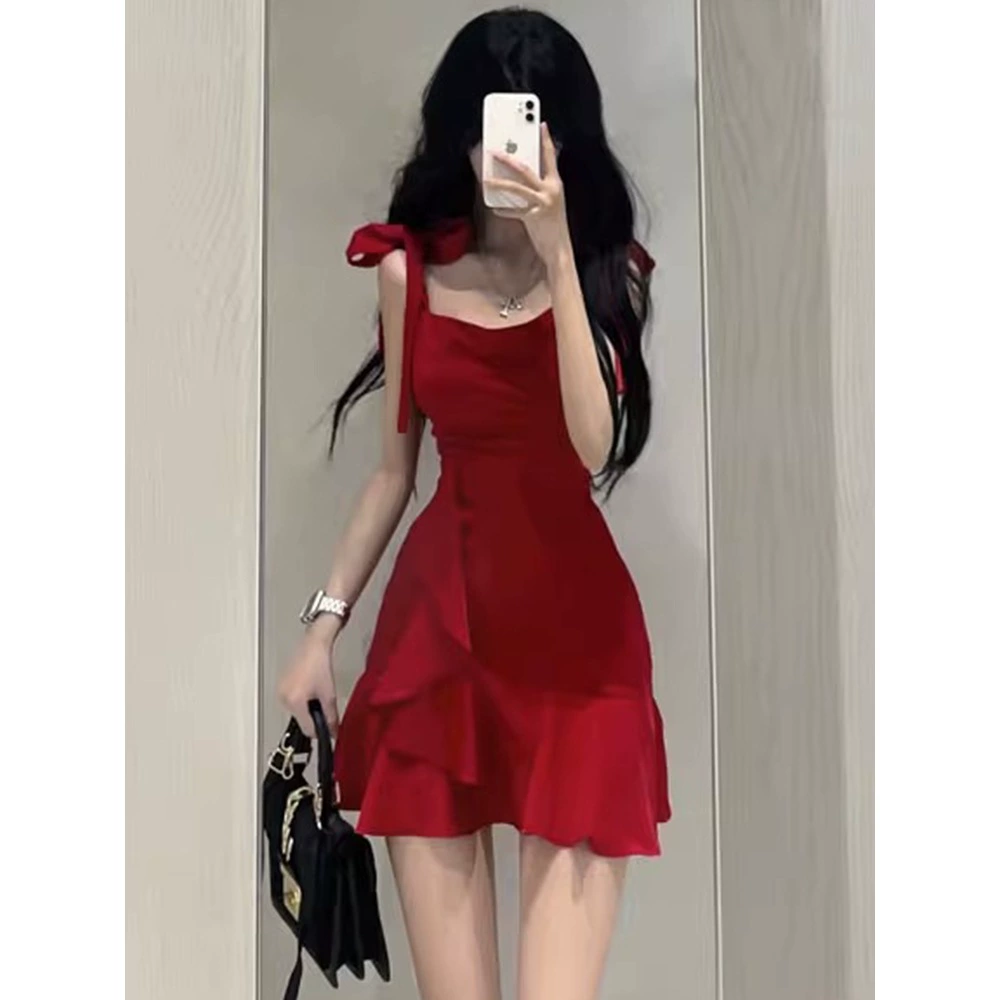 Маленькая девочка выглядит великолепно в красном платье на бретелях, женская летняя новинка 2025 года, красивая юбка с завышенной талией.