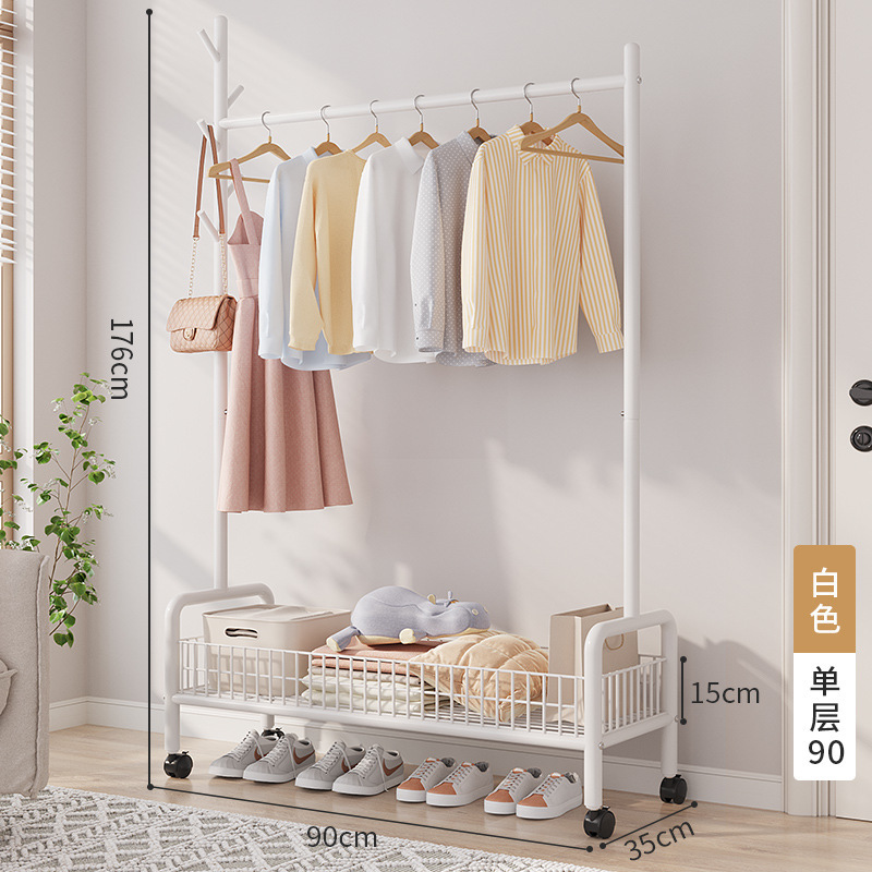 簡易ハンガーは床に折りたたみます。室内のベランダの寝室に服を掛けます。|undefined