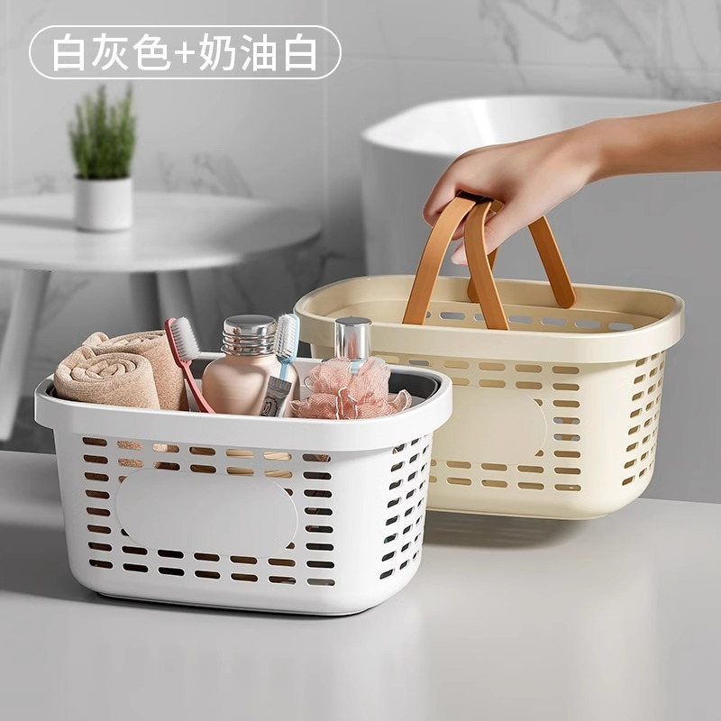 お風呂のかごを手に持って、プラスチックトイレのお風呂の洗面用品を持って、水を入れてかごを入れます。|undefined