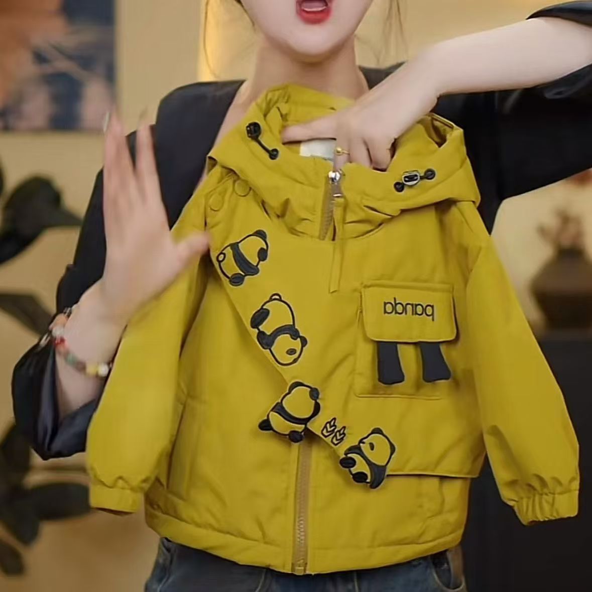 儿童加厚冲锋衣2025新品萌娃穿搭男宝女宝洋气卡通可爱连帽外套潮