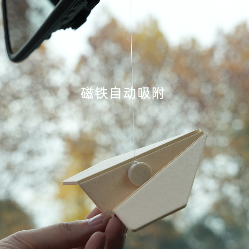 紙飛行機の車は車の紙片のアロマの香りを掛けます。|undefined