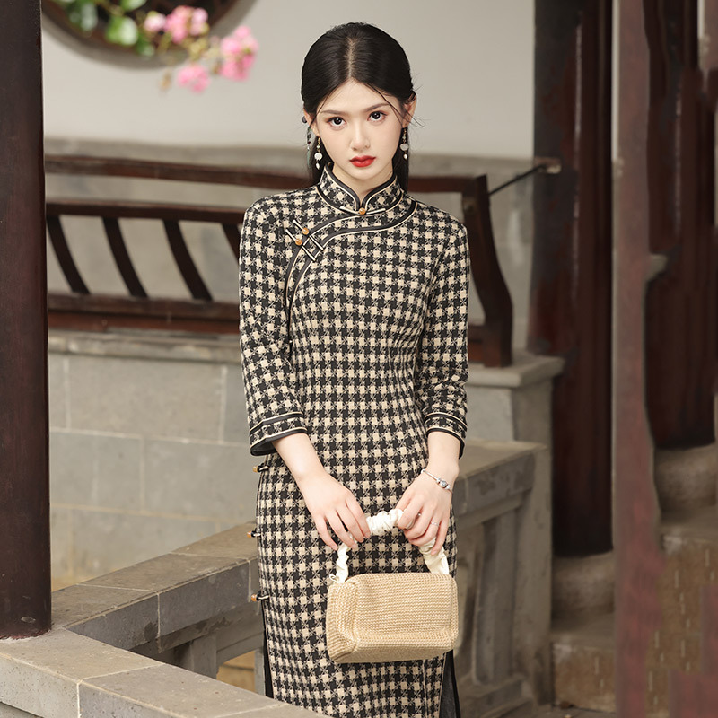 Plaid Traditional Chinoiserie Long Improved Cheongsam New Female Cheongsam Old Shanghai Retro Long-Sleeved Spring & Fall Clothing Plaid Traditional Chinoiserie Long Improved Cheongsam New Female Cheongsam Old Shanghai Retro Long-Sleeved Spring & Fall Clothing