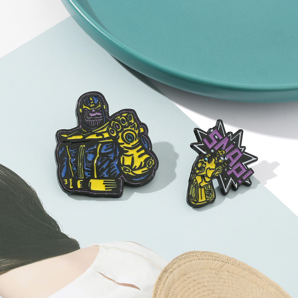 Nuevo broche de película europea y americana de Marvel transfronteriza Moonlight Knight Crimson Bruja Loki Thanos esmalte PIN