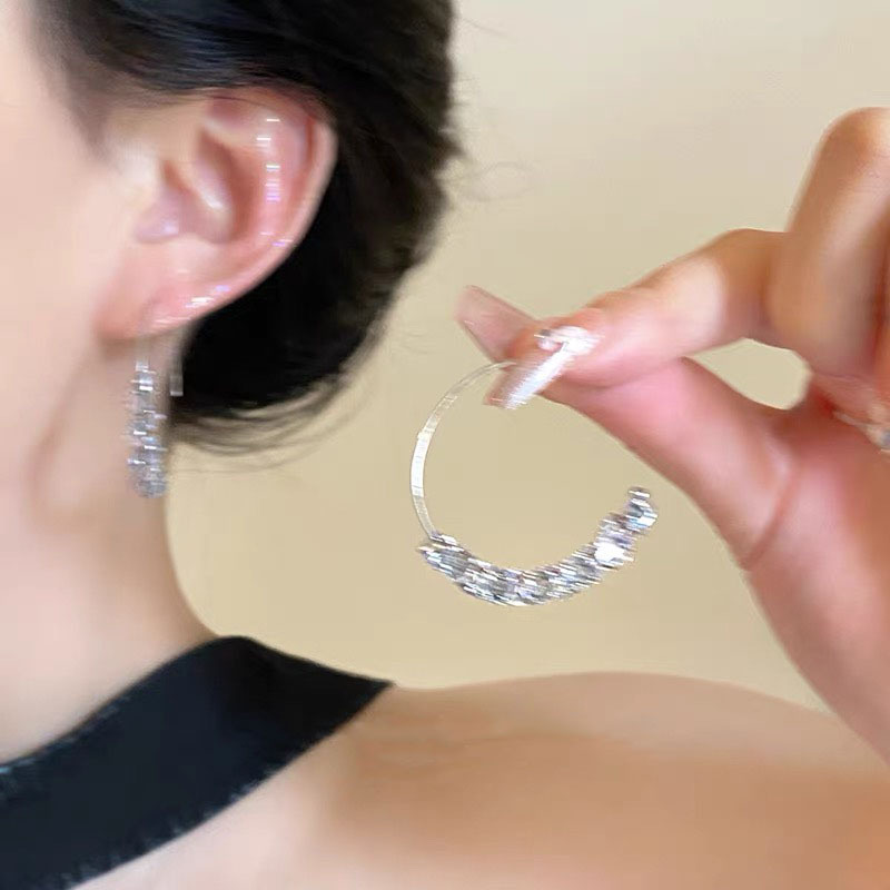 Minimalist Sparkling Diamond Hoop Earrings for Women, Light Luxury Niche High-End Style, 2025 New Popular Model, Versatile and Elegant Ear Studs