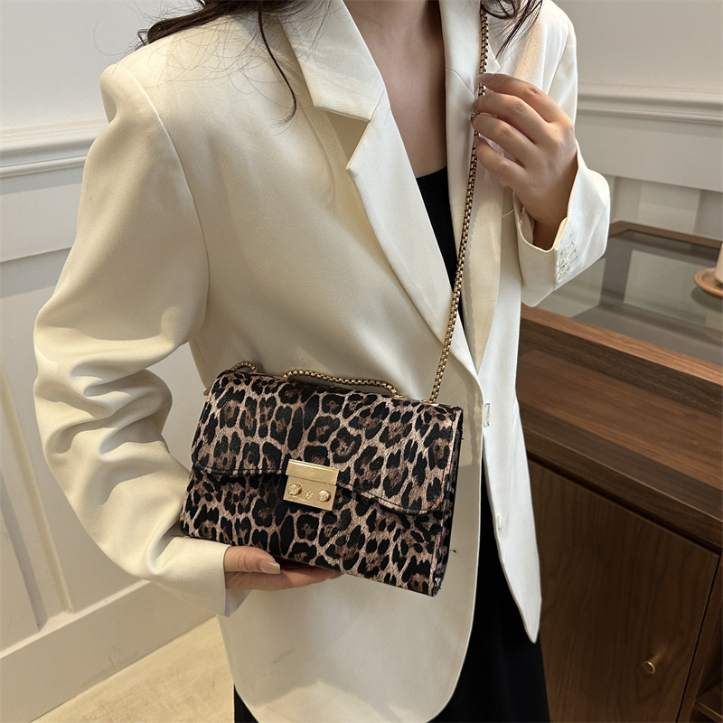 Bolso bandolera retro bolso de cadena de estilo occidental bolso personalizado femenino 2024 otoño e invierno diseño de nicho tendencia pequeño bolso cuadrado