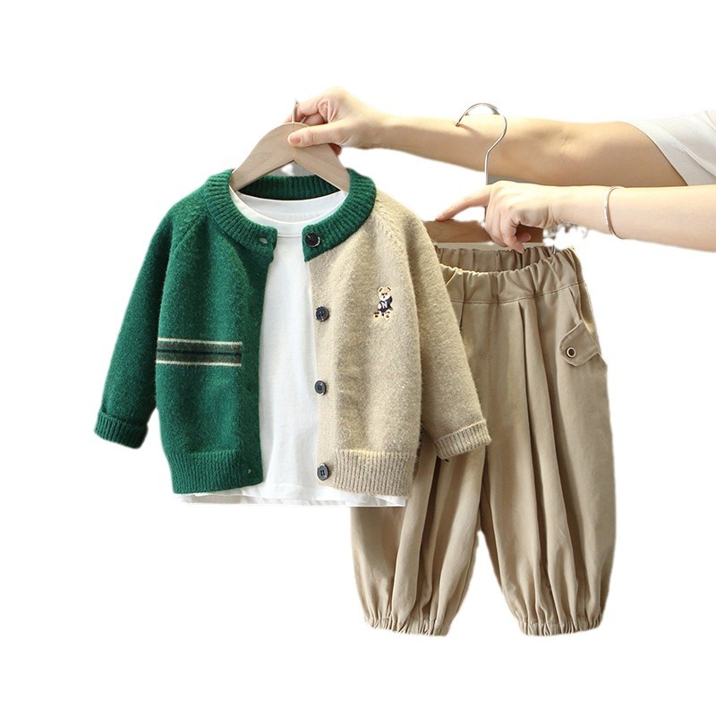 6155 Traje de otoño para niños 2025 Nuevo estilo para niños Estilo occidental Primavera y otoño Conjunto de tres piezas Suéter de moda Ropa de bebé Tendencia