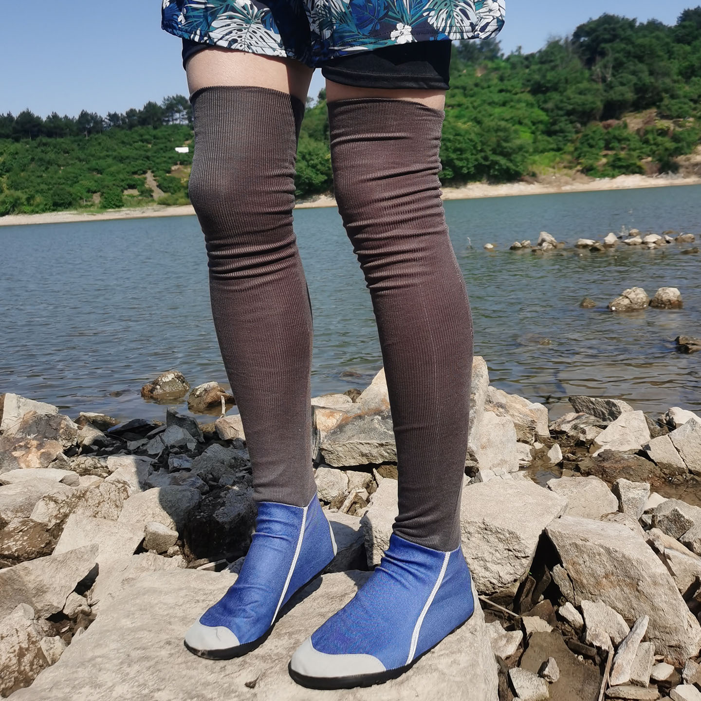 Over-the-knee high-top unisex rice planting shoes, adult paddy field work shoes, beachcombing shoes, river climbing shoes, anti-cutting shoes, leech-proof socks.