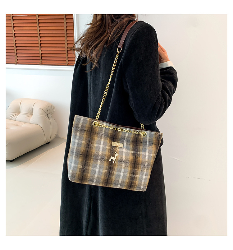 Fashionable woolen trendy striped deer bag for women, new autumn 2024 collection, chain niche single-shoulder crossbody bag undefined
