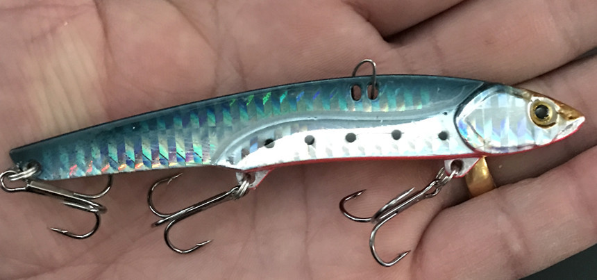 日本の岸に似せて遠投して鉄板の偽の餌を投げます。