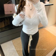 纯欲白色v领磨毛针织打底衫女秋冬甜辣蕾丝内搭短款独特绝美上衣