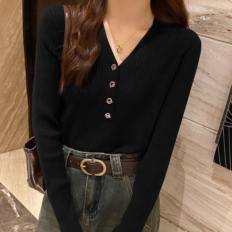 底のシャツの女性の中に柔らかいモチモチのセーターの2023新型の秋冬のニットは身を修めてやせて高級感のvネックの上着を現します。