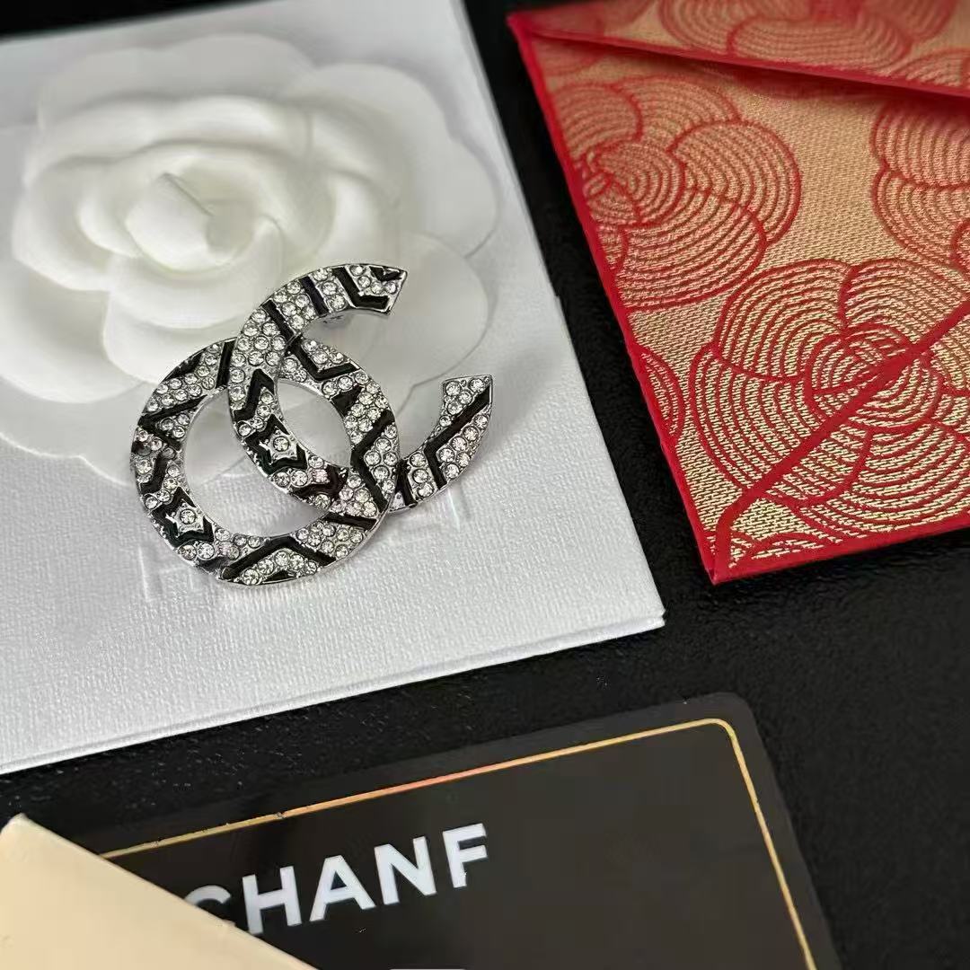 Classic Chanel-Style High-End Gold-Plated Brooch, Fashionable Retro Star Ocean Personality Trend, Sweet and Cool Heart Design
